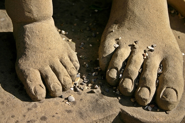 clay-foot-of-statue-3072x2048_75664